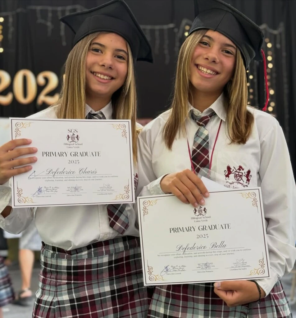 Las hijas gemelas de Cinthia Fernández terminaron la primaria. Foto: IG