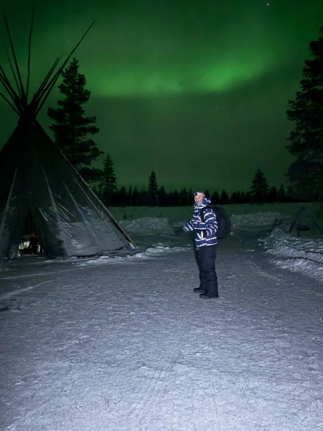 J Rei junto a las auroras boreales de fondo, una escena magnífica. 