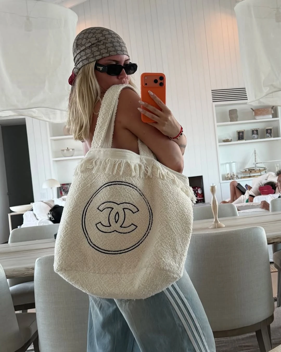 Wanda Nara estrenó una tote bag Chanel ideal para la playa durante sus vacaciones en Punta del Este