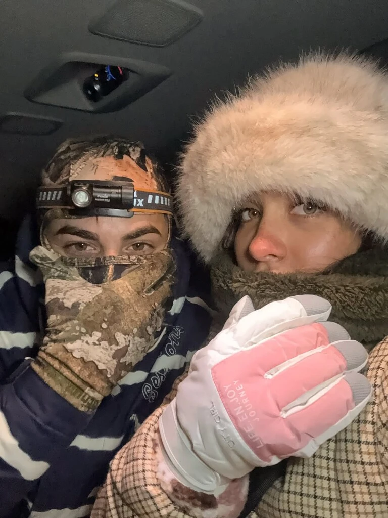 Abrigados y cómplices, María y su novio se muestran felices durante su escapada romántica.