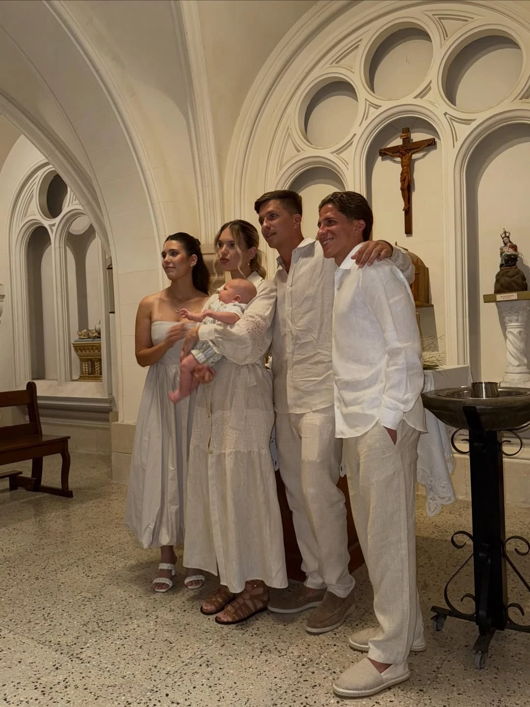 La familia Simeone reunida para celebrar el bautismo de Faustino en un clima de alegría y emoción.
