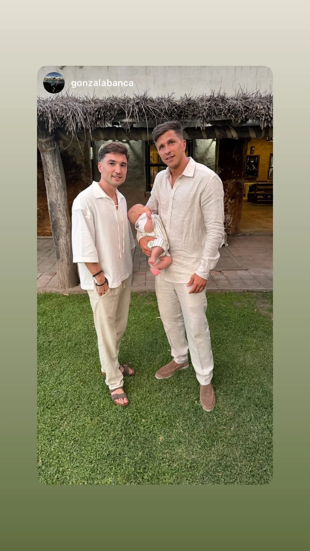 Gianluca Simeone posó con su bebé en brazos tras la ceremonia en la Basílica de Luján.