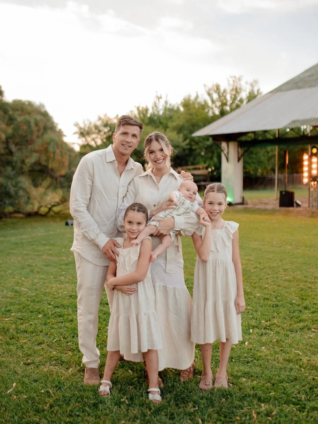 Eva Bargiela y Gianluca Simeone junto a las hijas de Diego y Carla. Fotos: IG.