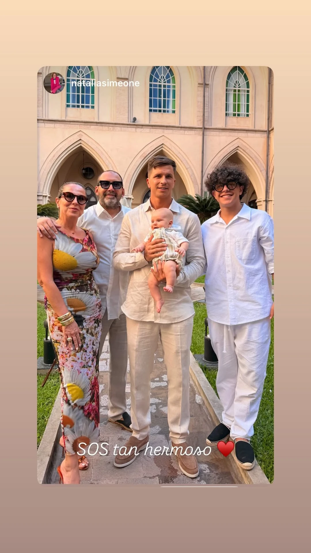 Gianluca Simeone posó con su bebé en brazos tras la ceremonia en la Basílica de Luján.