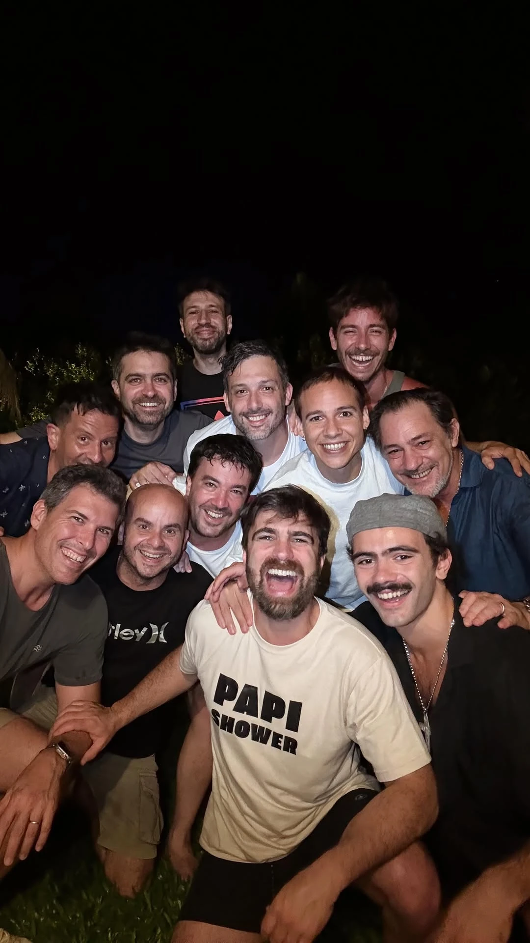 Santiago Ramundo junto a sus amigos. Fotos: IG.