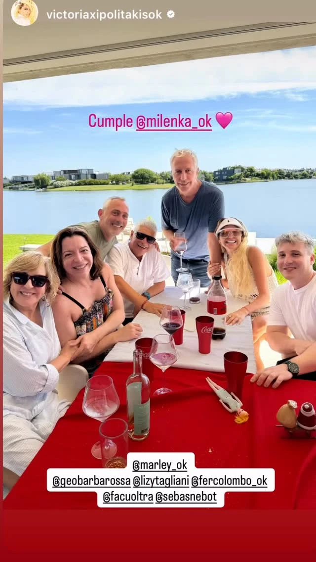 Lizy Tagliani, Georgina Barbarossa, Vicky Xipolitakis, el productor Fernando Colombo, presentes en el cumple. Foto: IG. 