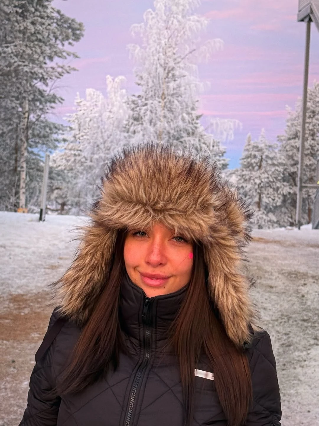 La artista posa frente a un paisaje nevado que parece sacado de un cuento.