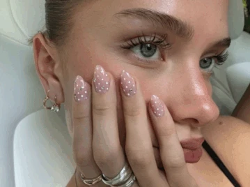 Snow nails: el diseño de uñas navideñas que también es ideal para el verano