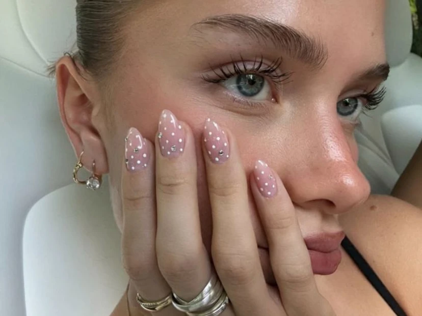 Snow nails: el diseño de uñas navideñas que también es ideal para el verano