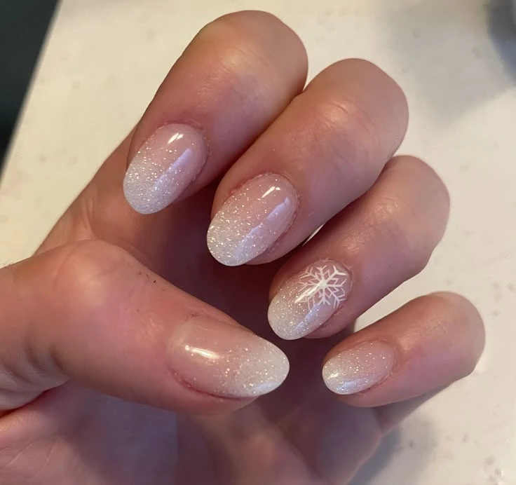 Snow nails: el diseño de uñas navideñas que también vas a usar en verano