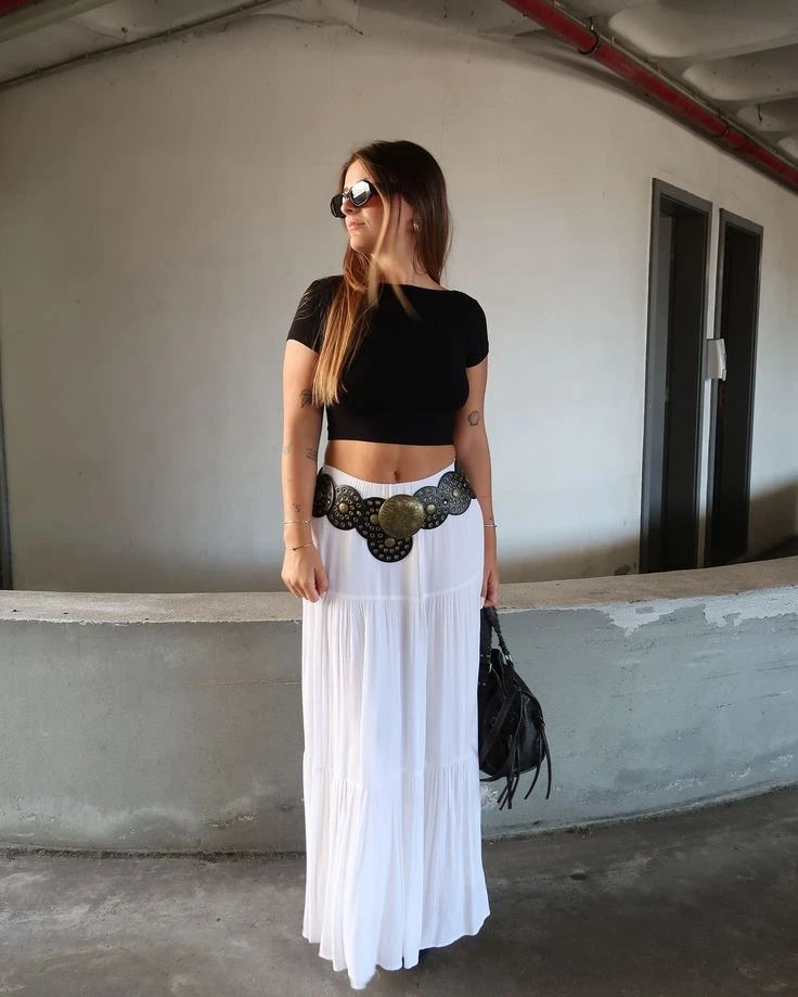 La pollera blanca es el comodín del verano: del look de oficina a las noches de fiesta