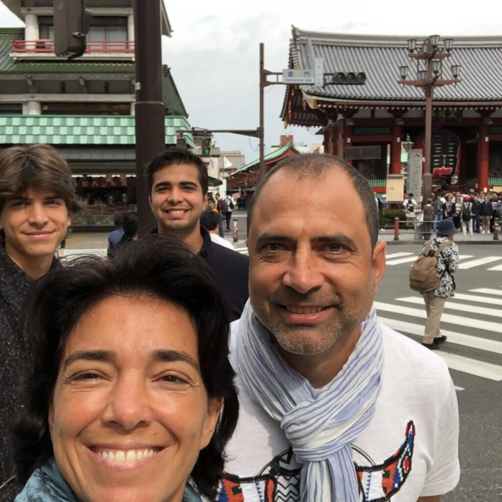 Juan Esnáider con su esposa y sus hijos, hace algunos años