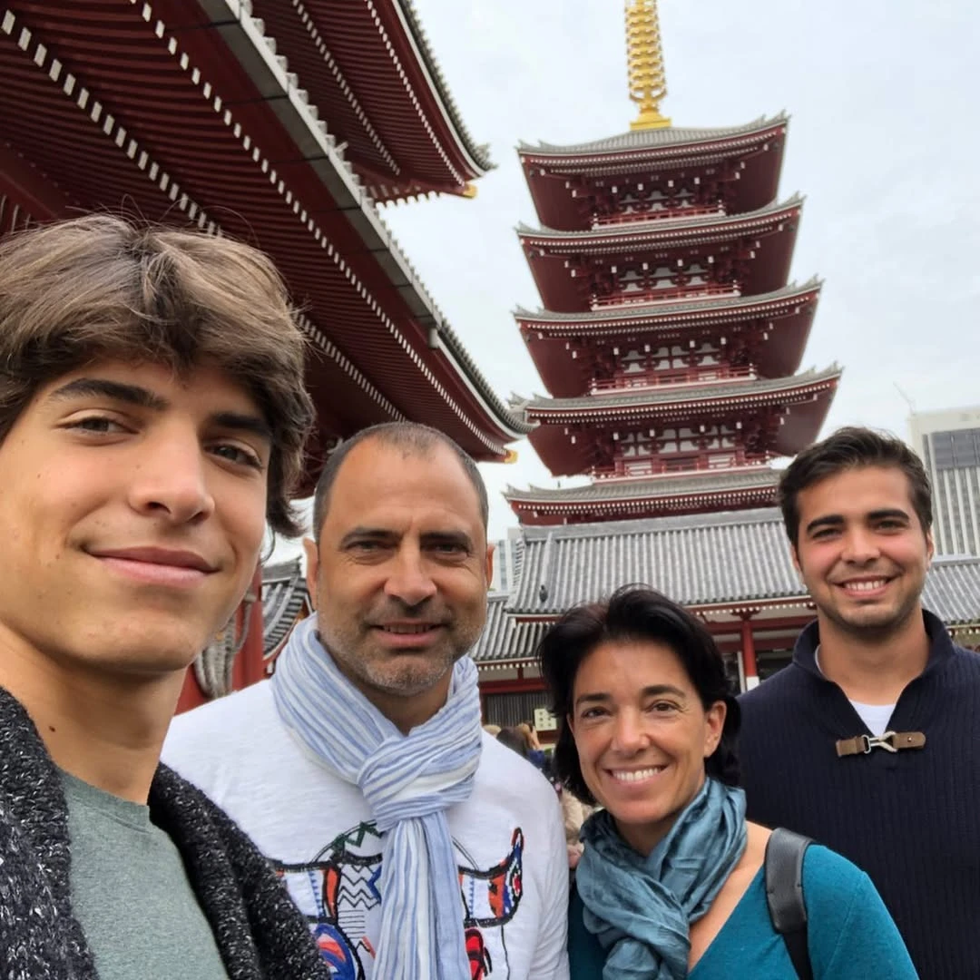 Juan Esnáider con su esposa y sus hijos, hace algunos años