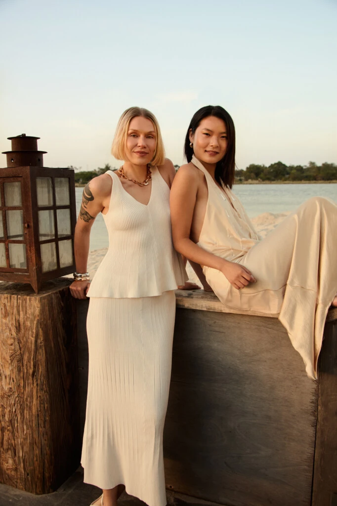 Vestidos fluidos y tonos neutros que se adaptan a distintos estilos de vida.