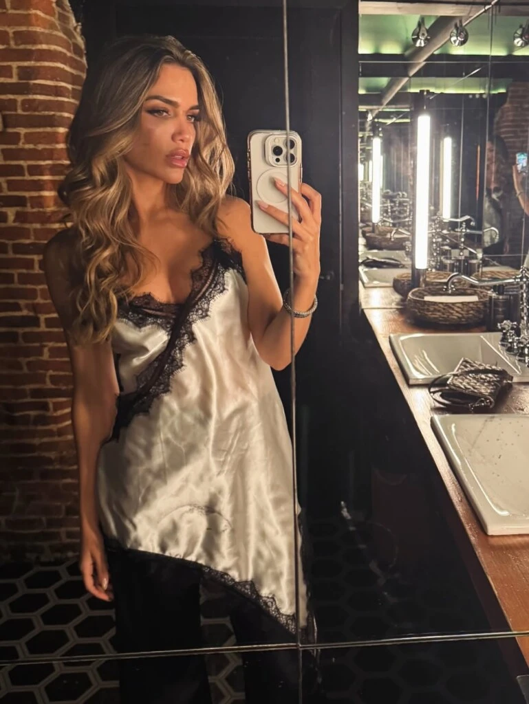 Para la ocasión, la periodista eligió un look sofisticado y minimalista.