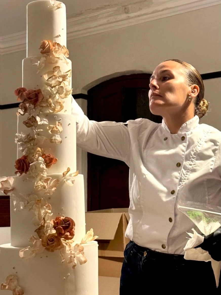 Carina Cerino Callejón da los últimos retoques a la espectacular torta de bodas de Pardo y Cabré