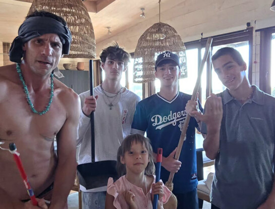 Gonzalo Valenzuela mostró a Silvestre y Alí, los hijos que tuvo con Juana Viale, limpiando la casa antes de Fin de Año