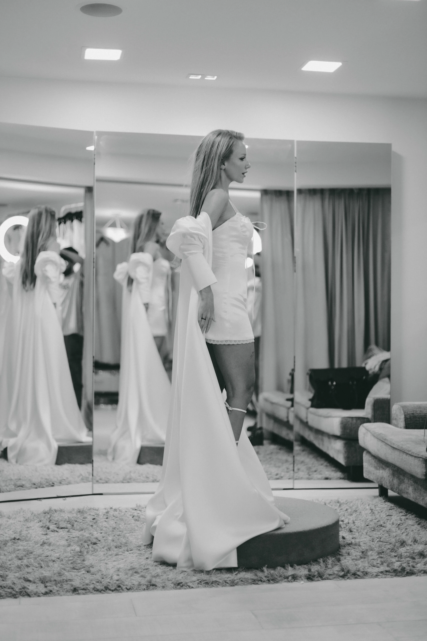 Se trató de un modelo corto confeccionado en satén de seda off-white.