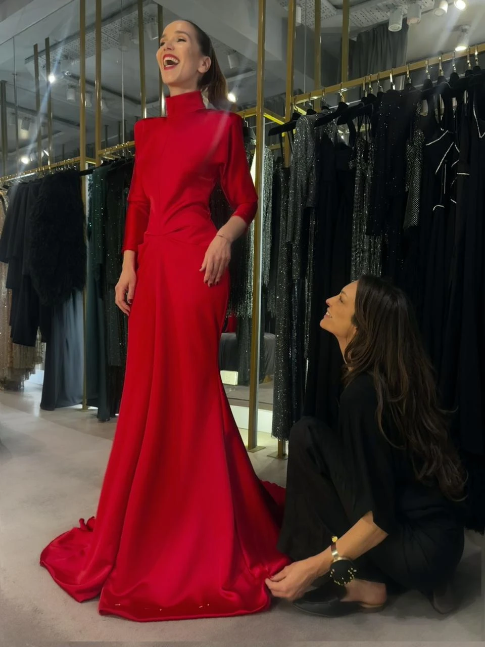 Natalia Oreiro llevó un vestido confeccionado en crepé rojo.