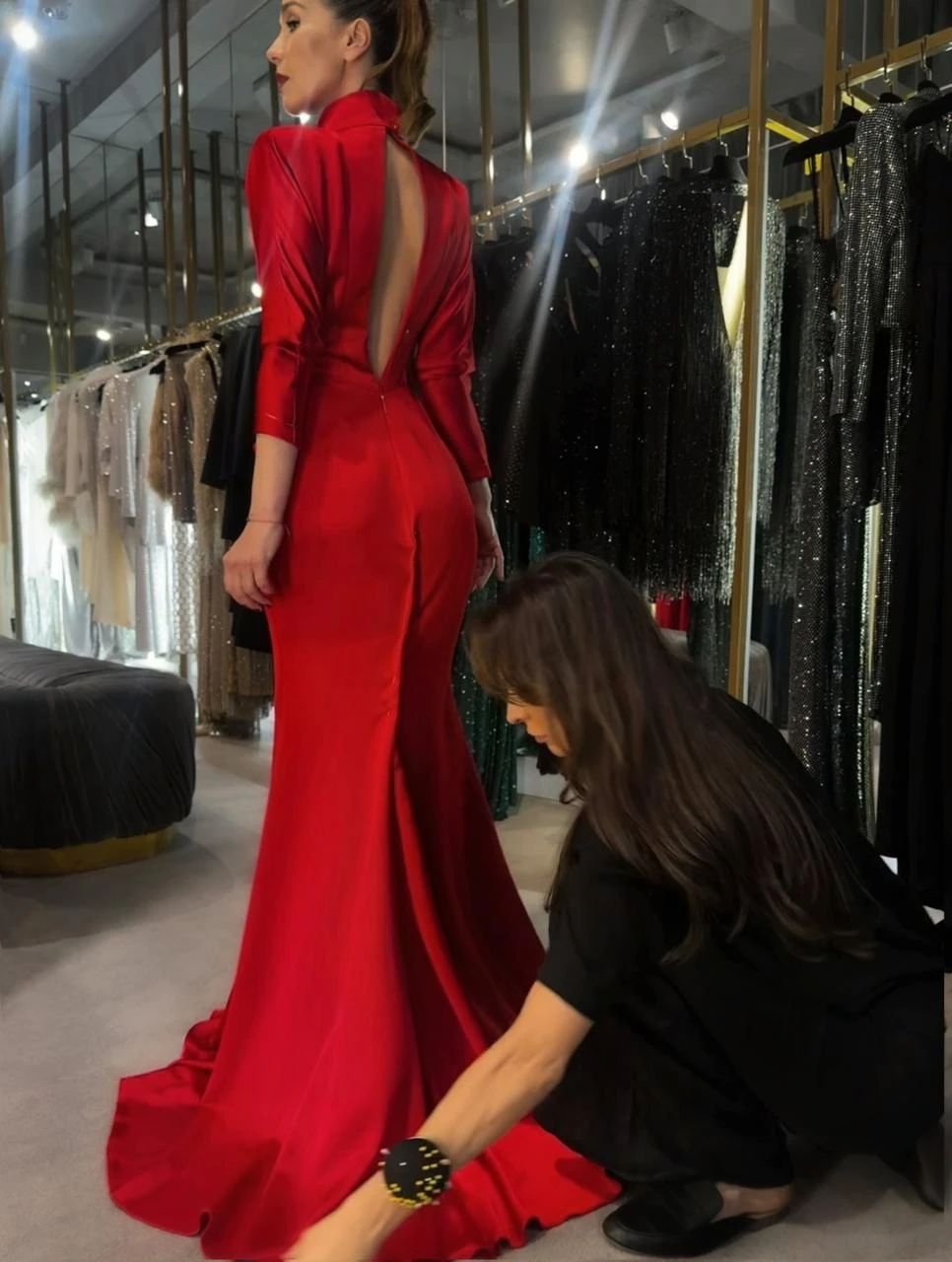 La espalda posee un escote geométrico profundo.