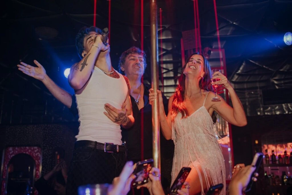 Disfrutando del show de Luck Ra.