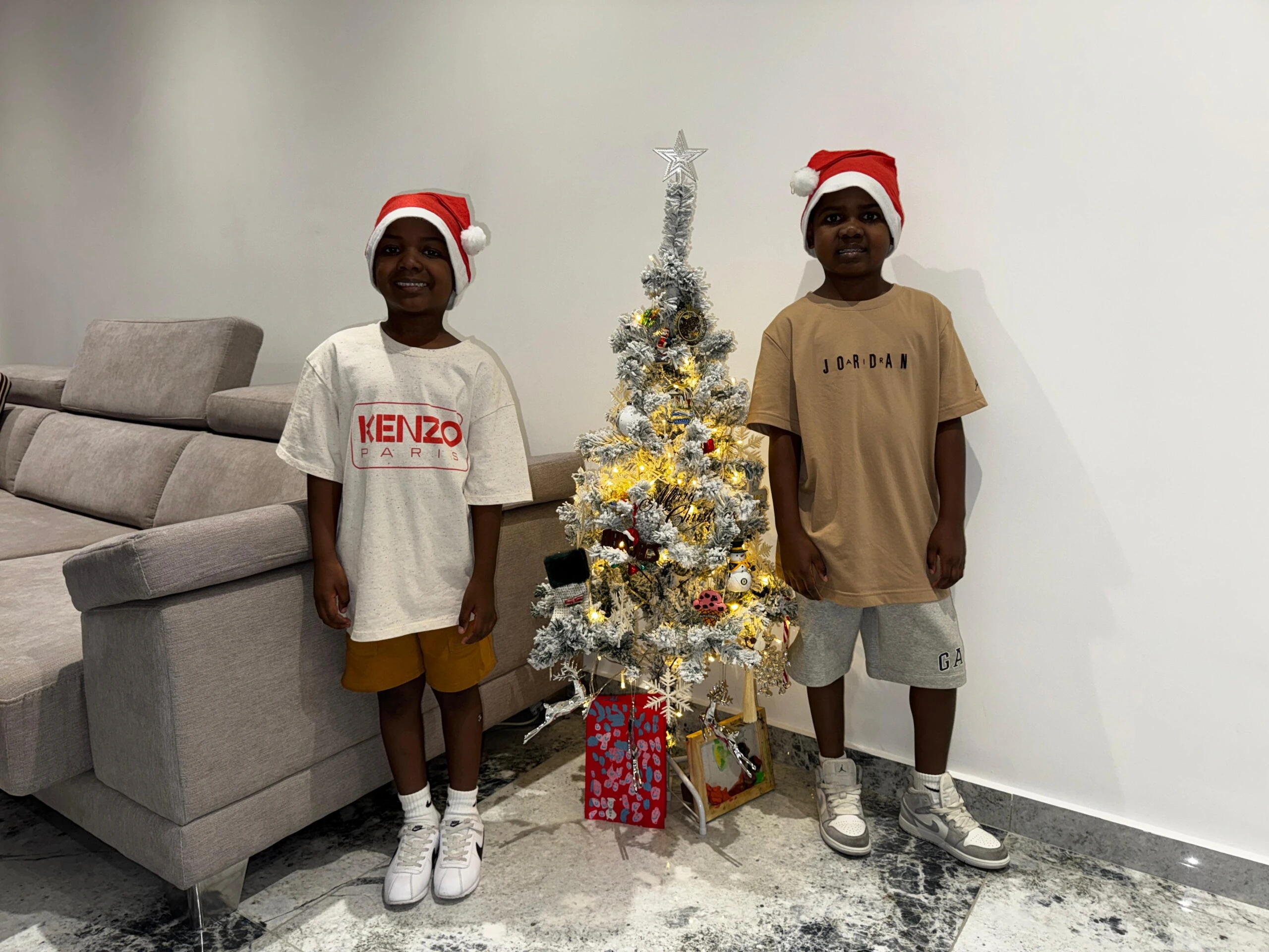 La primera Navidad en familia de Zac y Bibi, los hermanitos haitianos adoptados por una pareja argentina