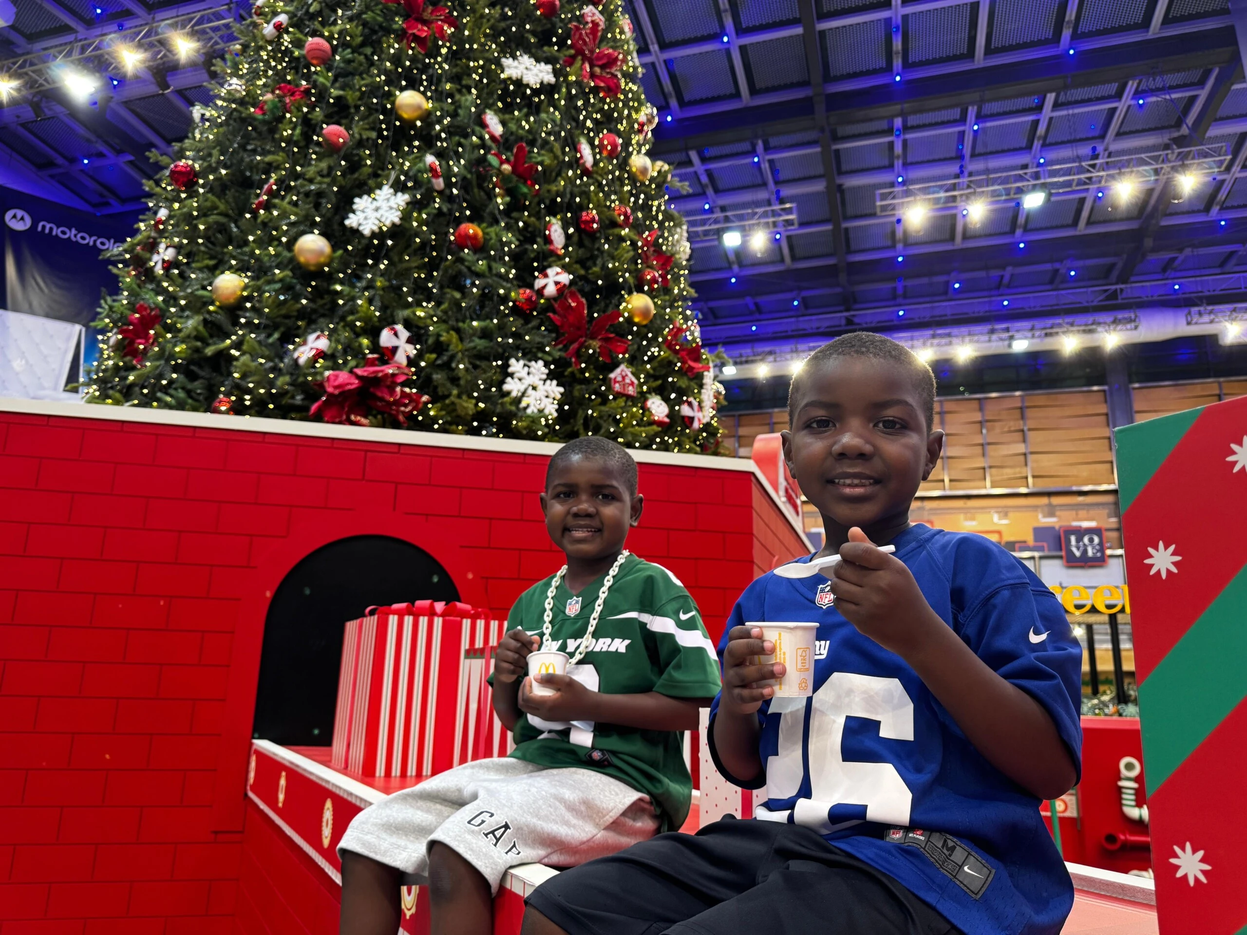 La primera Navidad en familia de Zac y Bibi, los hermanitos haitianos adoptados por una pareja argentina