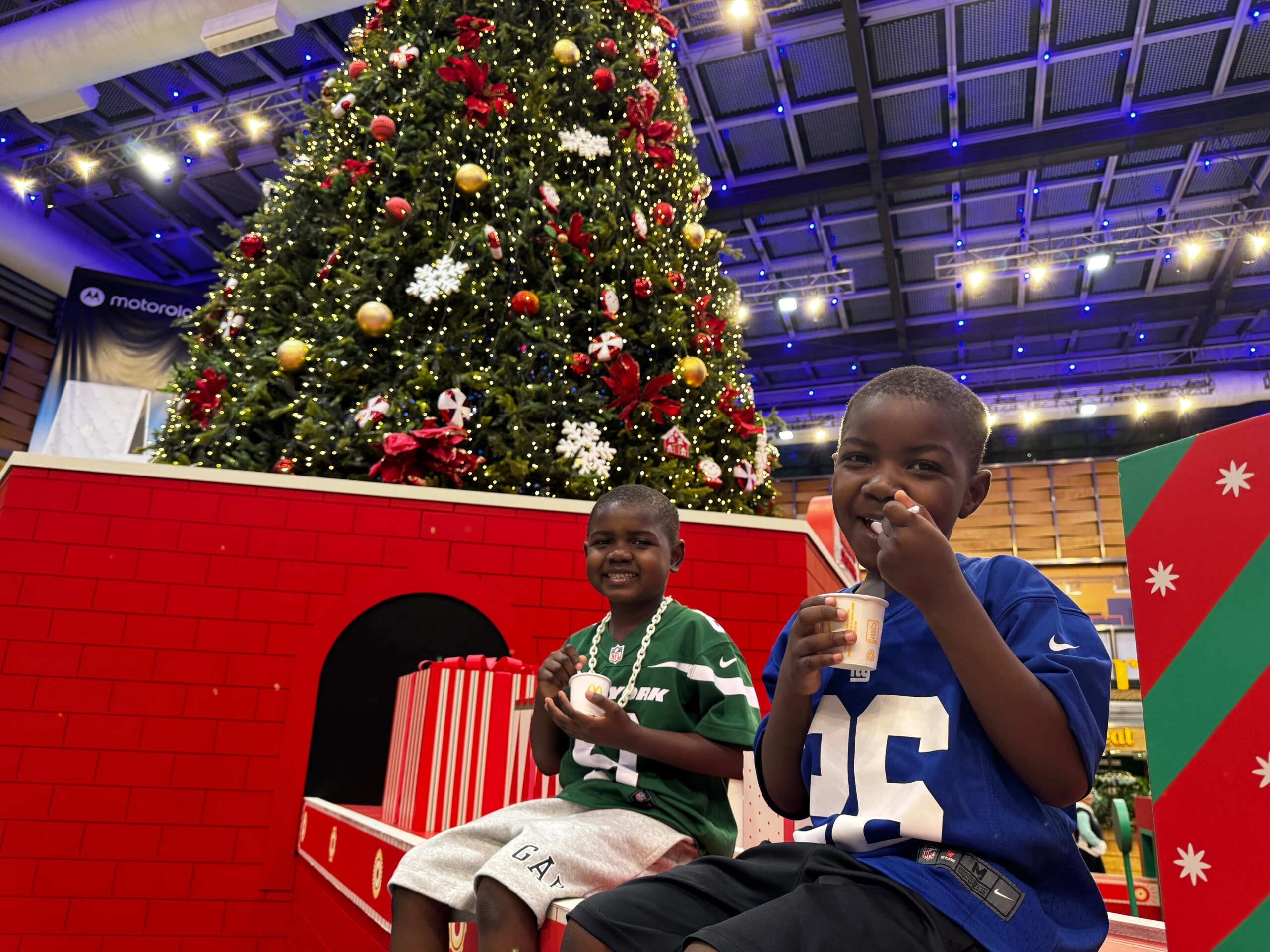 La primera Navidad en familia de Zac y Bibi, los hermanitos haitianos adoptados por una pareja argentina