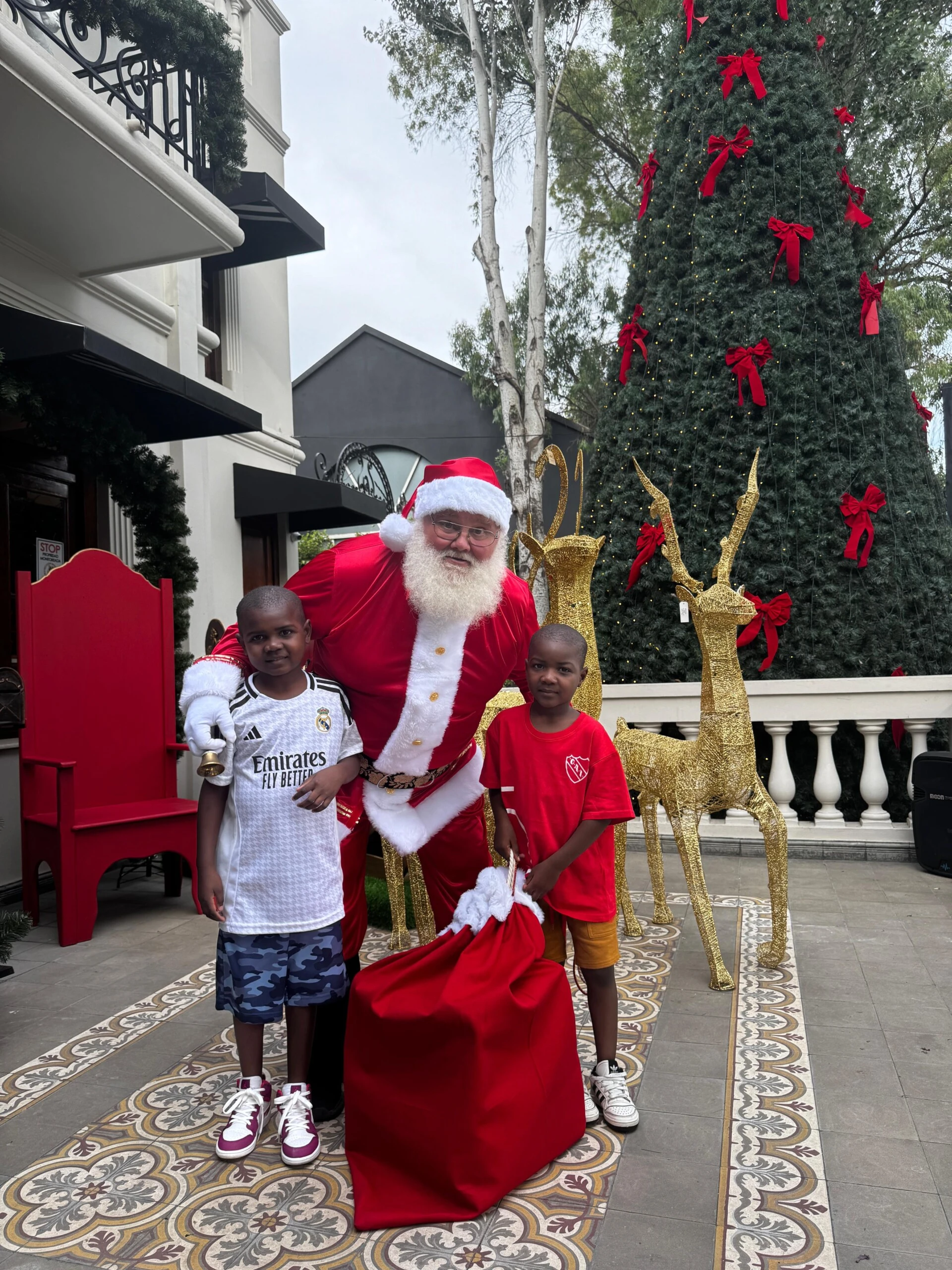 La primera Navidad en familia de Zac y Bibi, los hermanitos haitianos adoptados por una pareja argentina