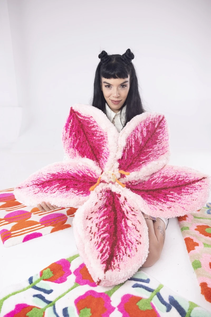 el realismo total en una flor o en la corteza de un árbol. Todo eso se cuela en mis piezas”.