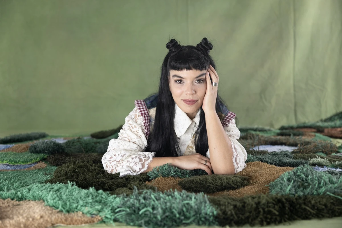 conecto con un estado emocional y lo traduzco a textura y color”.