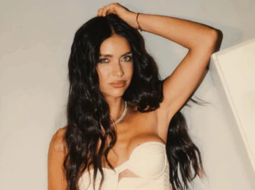 Zaira Nara apostó por Cloud Dancer, el color Pantone 2026, con un vestido corset en los Premios Ídolo