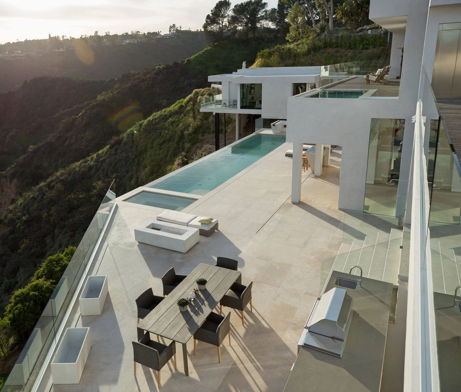 A 16 años de la muerte de Brittany Murphy y a 15 de la de su viudo: qué fue de la mansión "embrujada" en la que vivían