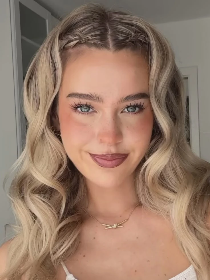 La vincha de trenzas es un peinado romántico y diferente.