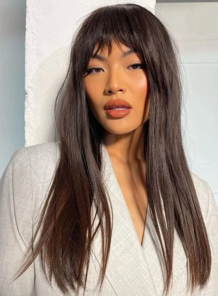 El face framing bangs se centra en un flequillo que enmarca el rostro.