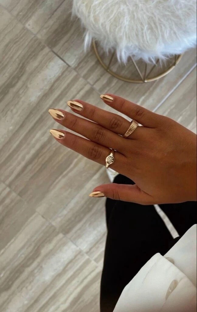 Las uñas doradas funcionan paraatraer dinero.