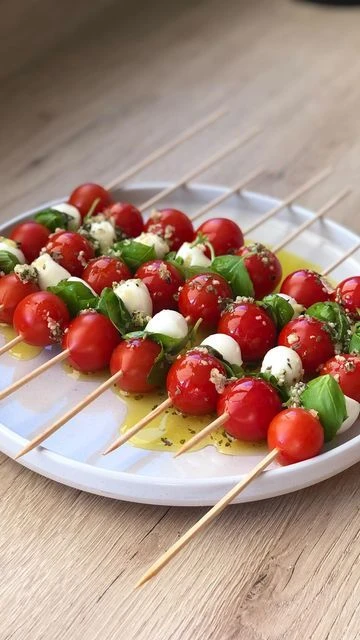 Pinchos caprese navideños: la receta fácil y fresca para tus fiestas