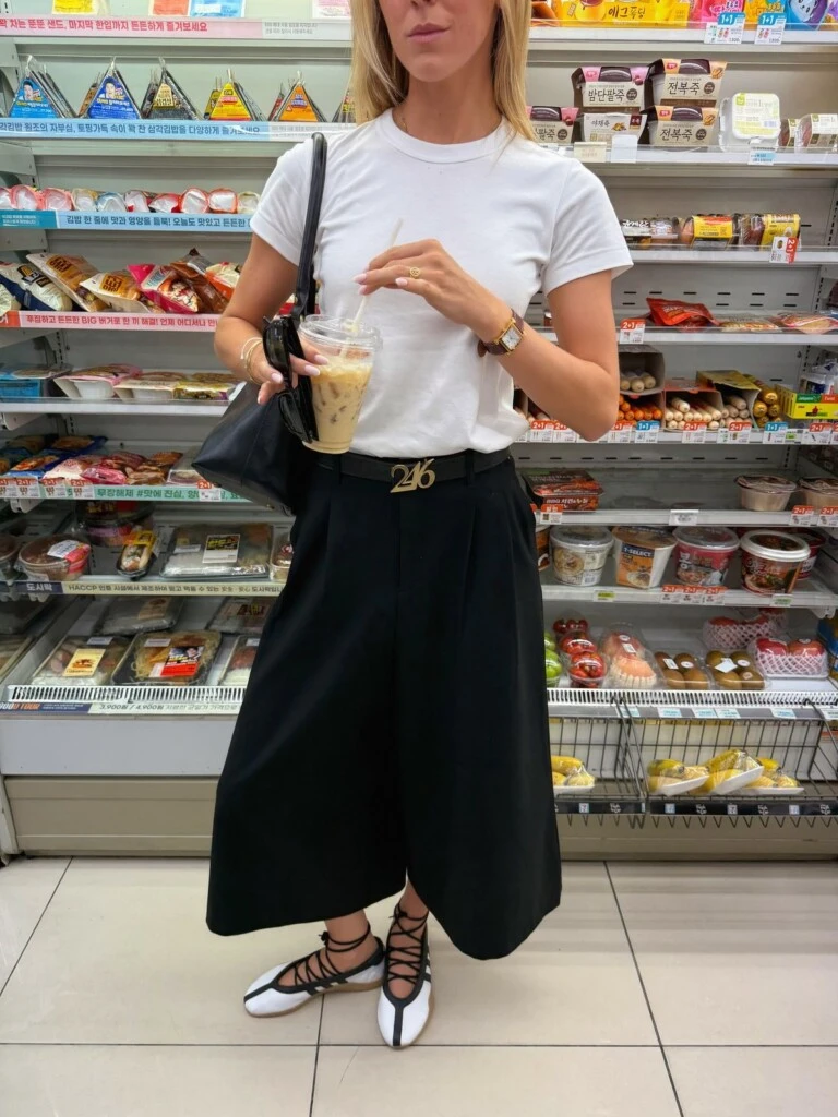 Lucir estas ballerinas con piezas sastreras te da un toque comfy y coqueto.