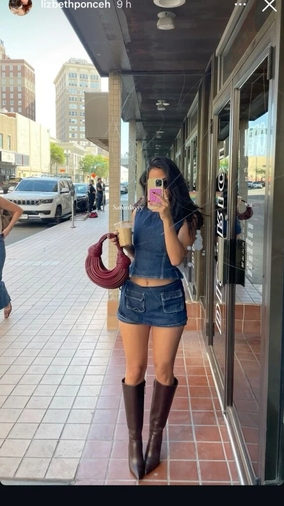 Un total denim siempre queda cool.