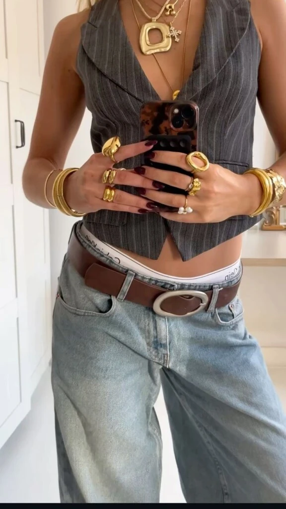 Los accesorios siempre levantan el outfit.