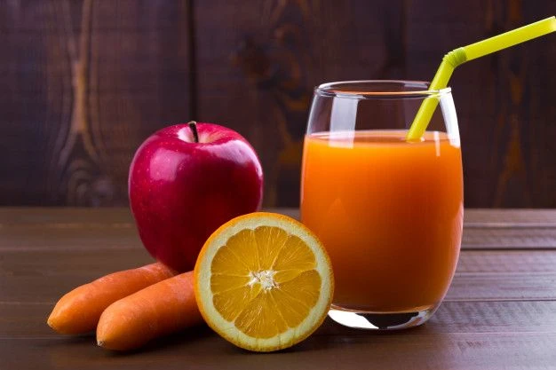 Este jugo contiene zanahoria, naranja y manzana.