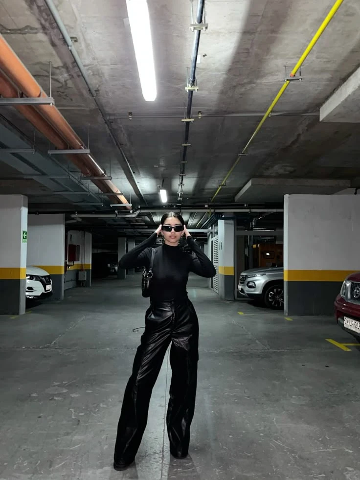 Podés armar un look motoquero nocturno.