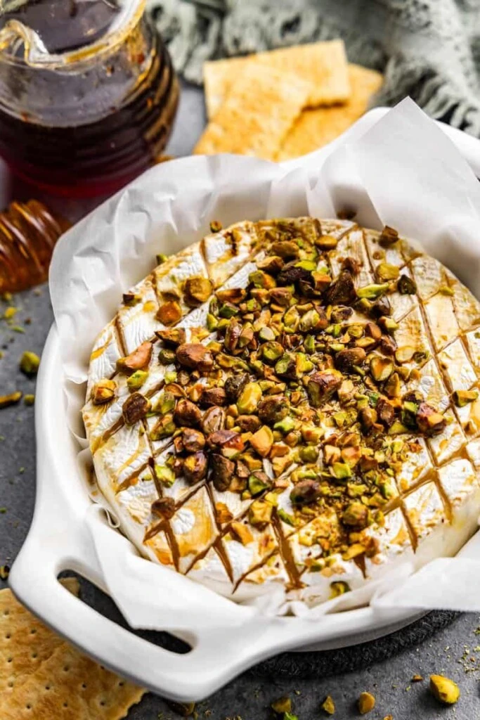 Brie al horno: la receta fácil y gourmet con miel y pistachos que tenés que probar