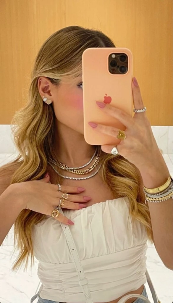 Los accesorios siempre levantan el outfit.