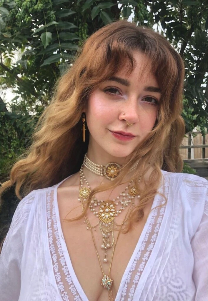 Los accesorios complementan el look.