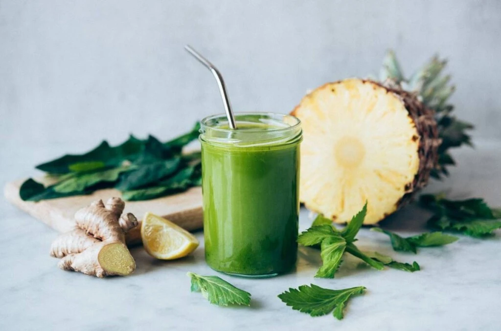 Este jugo contiene ananá, pepino, espinaca y apio.