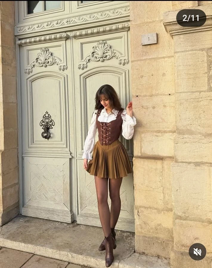 La camisa blanca es la protagonista de esta tendencia.