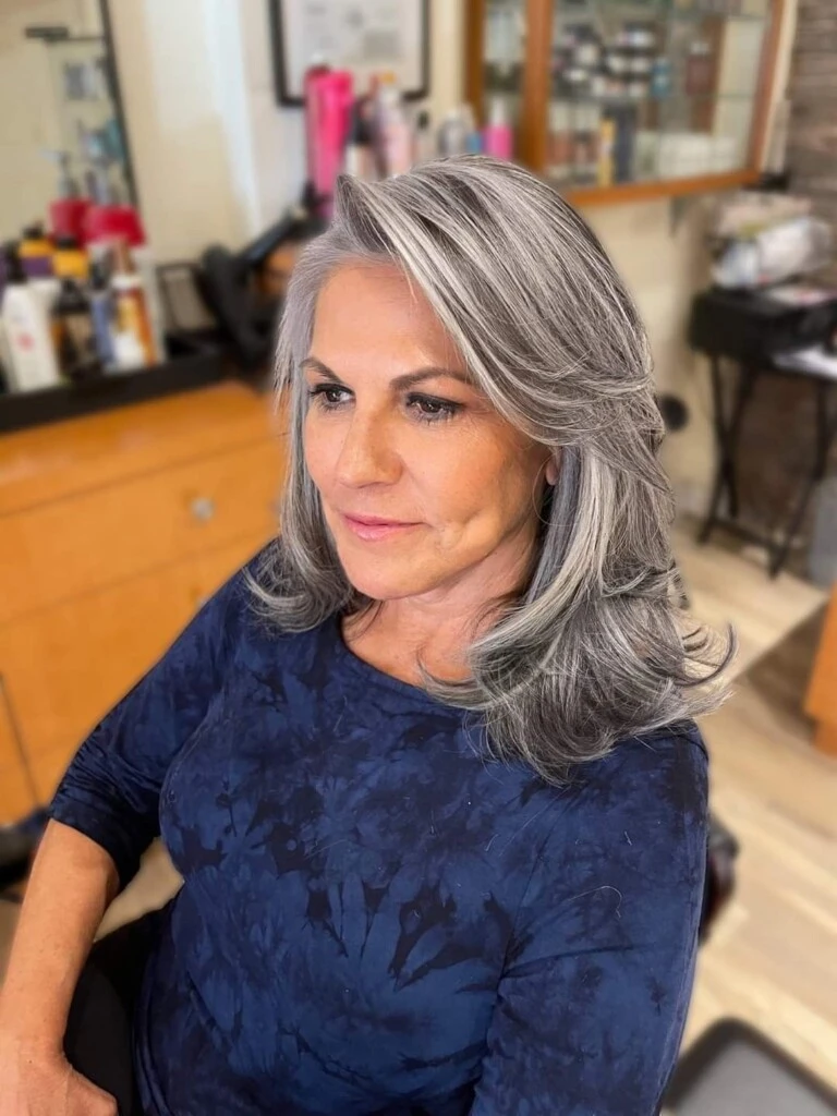 La clave del money piece es no esconder las canas.