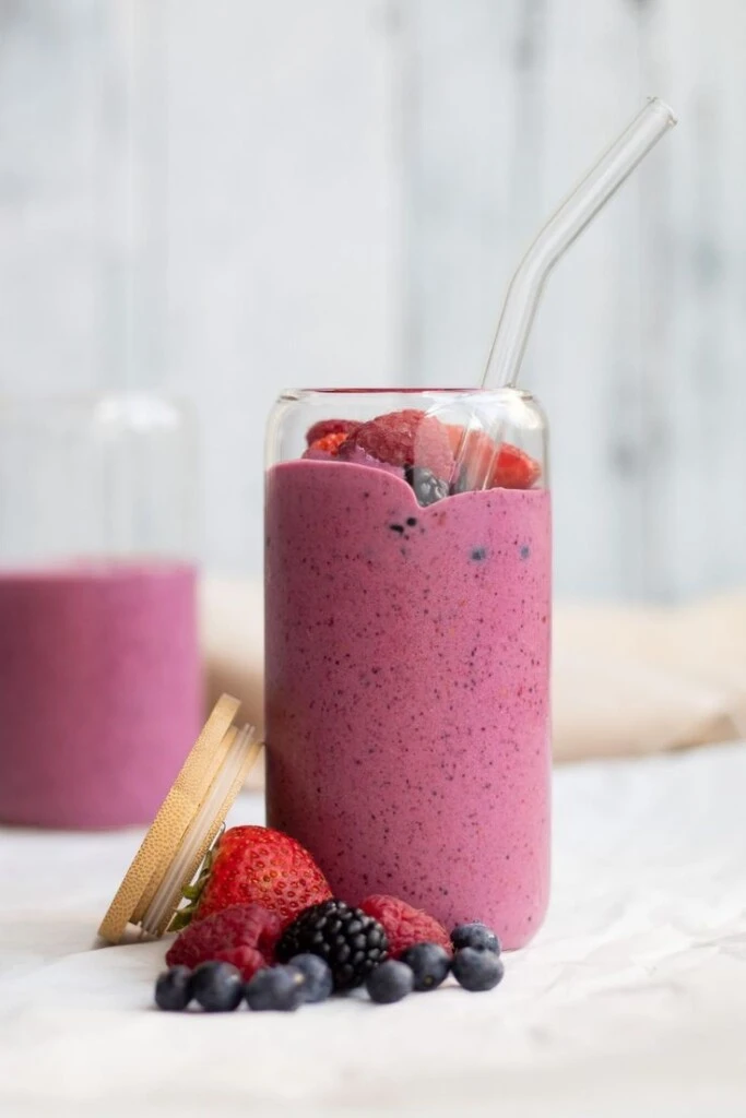 Este jugo contiene frutos rojos, chía, proteína y almendras.