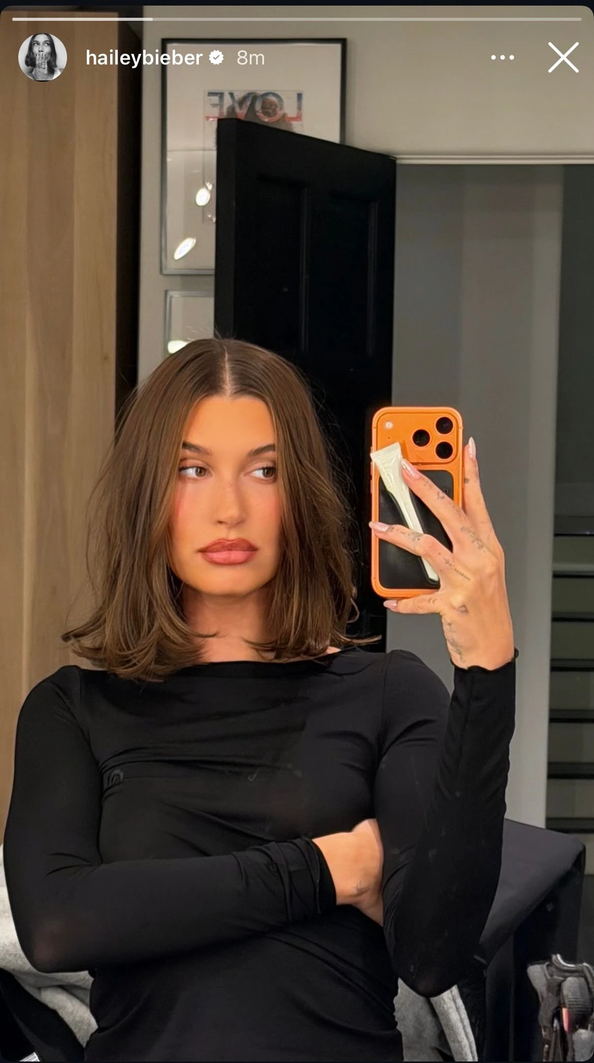 Hailey Bieber dejó atrás el pelo largo y apostó por un lob noventoso que redefine el chic effortless